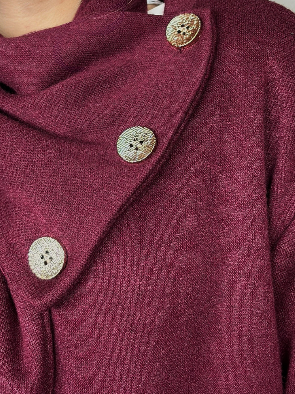 Mikina Kora – detail límce a knoflíků